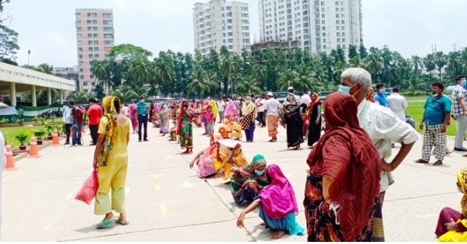 লকডাউনে দুস্থদের তিনবেলা খাবার দিচ্ছে  পুনাক সমিতি