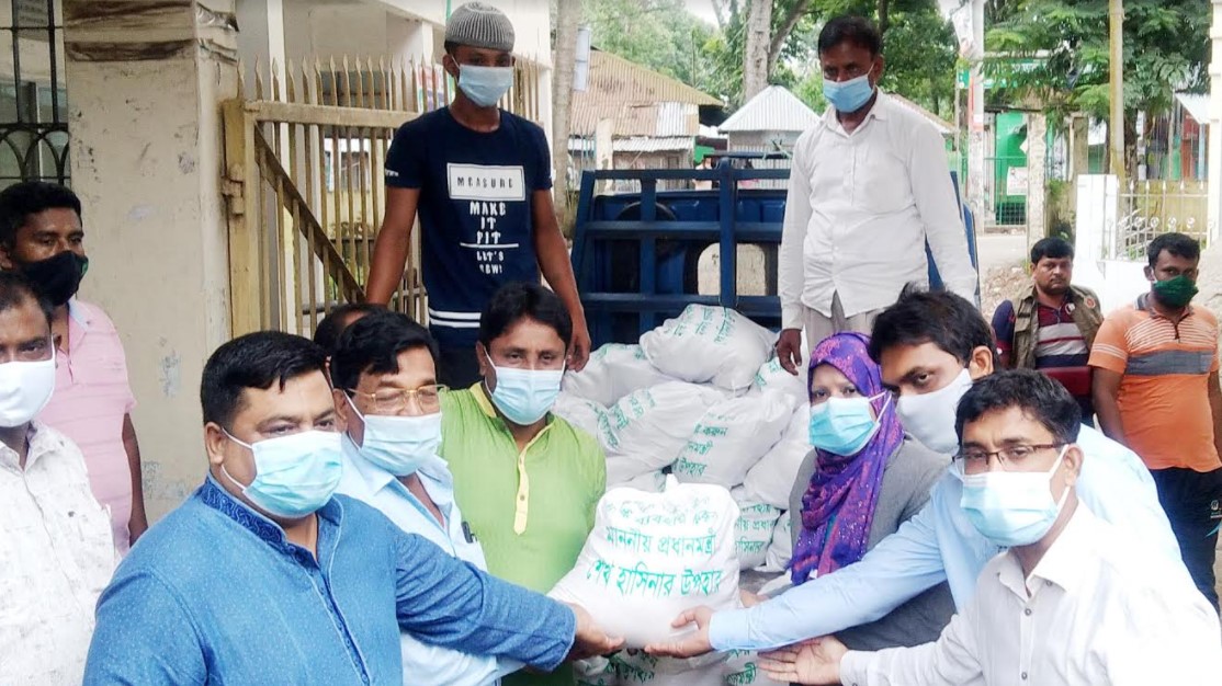 চান্দিনায় প্রধানমন্ত্রীর ত্রাণ সহায়তা পেল ৩ হাজার ৭শ' পরিবার