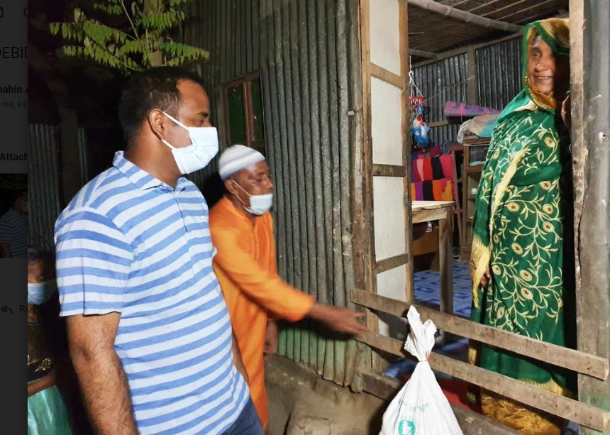 দেবিদ্বারে প্রধানমন্ত্রীর খাদ্য সহায়তা বাড়ি বাড়ি পৌঁছে দিলেন এসিল্যান্ড