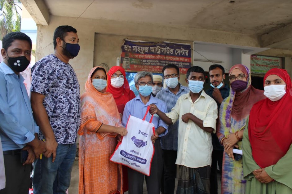 দেবীদ্বারে ৫০০ কর্মহীন ও অসহায় পরিবারের ঘরে ঘরে পৌঁছে দিলেন ডাঃ ফেরদৌস খন্দকারেরর সেচ্ছাসেবীরা