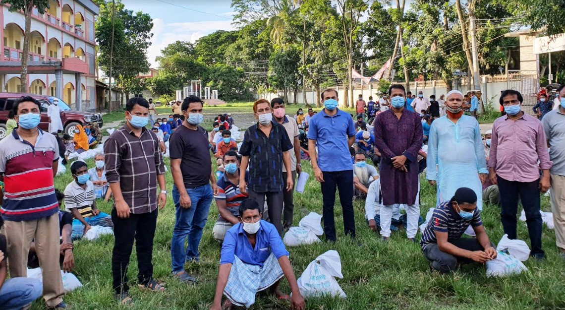 দেবিদ্বারে ভাসমান ব্যবসায়ীদের মাঝে খাদ্য সামগ্রী বিতরণ