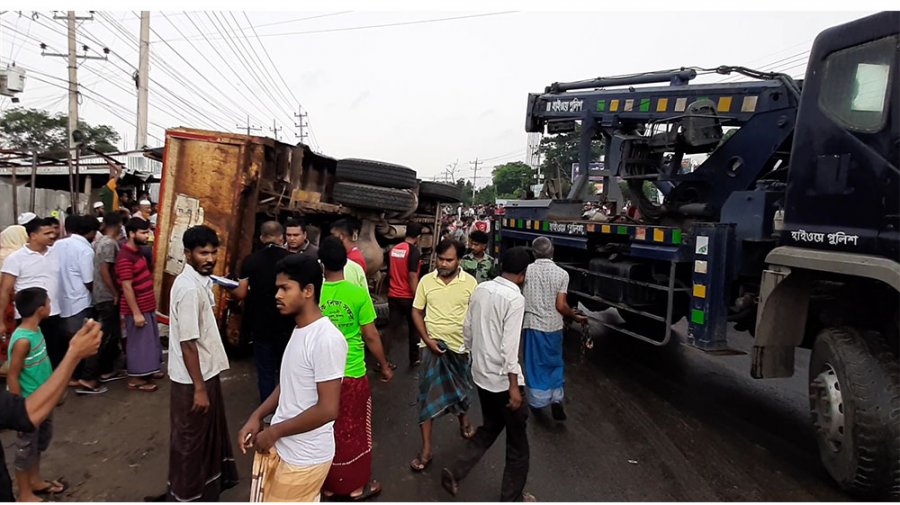 গাজীপুরে ট্রাক উল্টে নিহত ২, আহত ৫