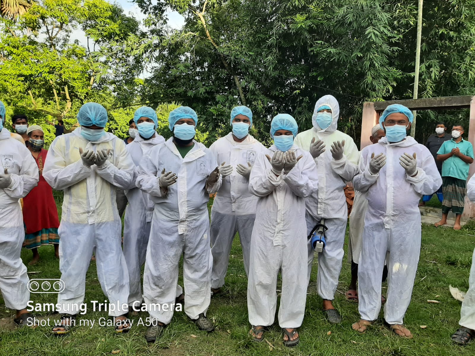 করোনায় মৃত ব্যক্তির লাশ দাফনের ডাক পেলে ছুটে যান তাঁরা 