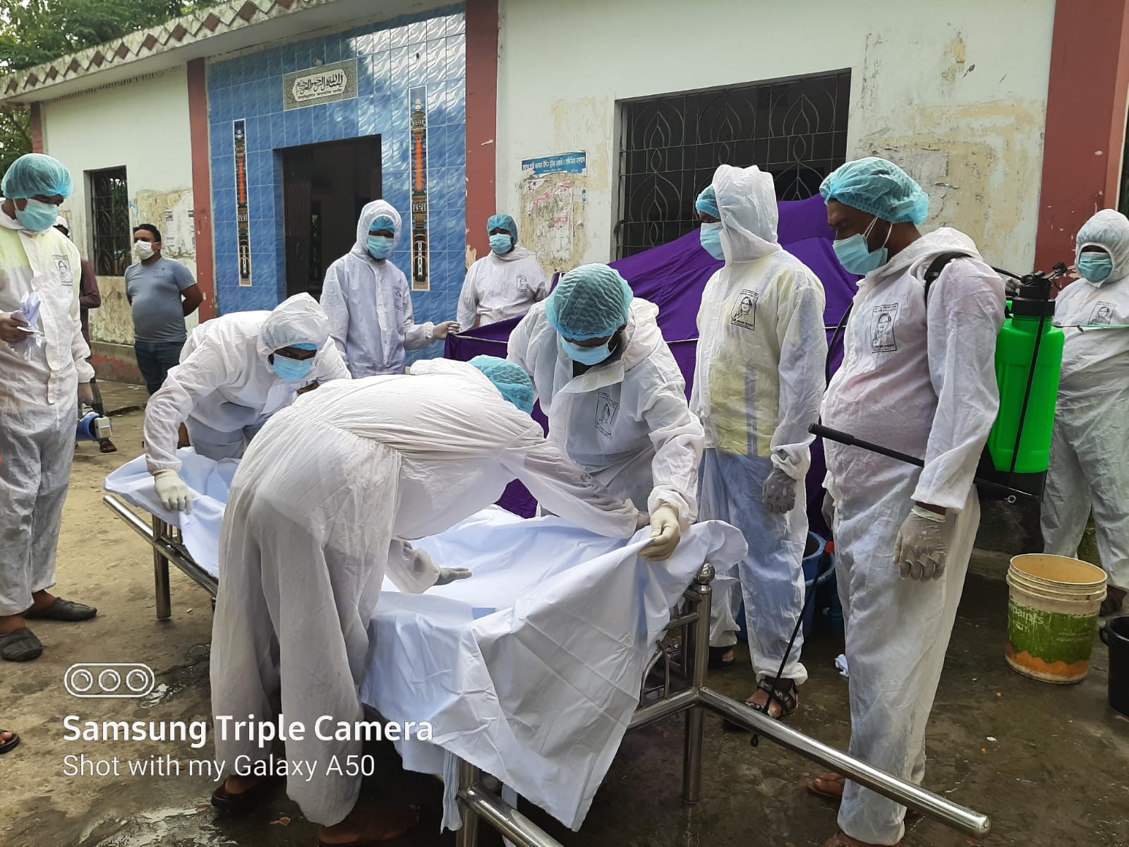 করোনায় মৃত ব্যক্তির লাশ দাফনের ডাক পেলে ছুটে যান তাঁরা 