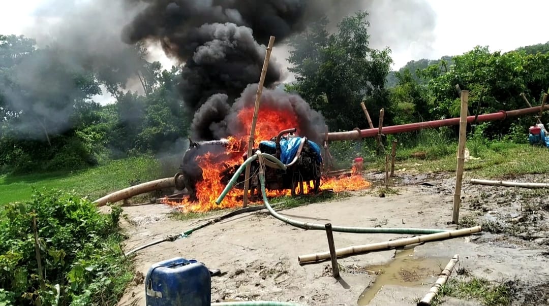 গোমতীতে বালু উত্তোলন ,অবৈধ ড্রেজার মেশিন পুড়িয়ে দিলেন ইউএনও