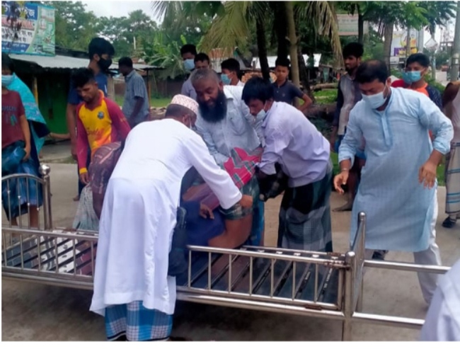 শাহরাস্তি রাস্তার পাশে করোনায় মৃতদেহ খাটে তুললেন ইউপি চেয়ারম্যান