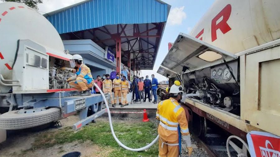 ভারত থেকে আসা অক্সিজেনের তৃতীয় চালান সিরাজগঞ্জে