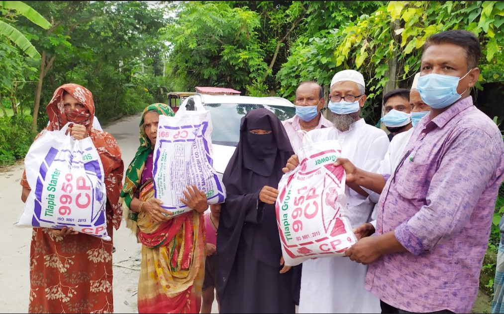 মনোহরগঞ্জে চেয়ারম্যান দুলালের উদ্যোগে খাদ্য সামগ্রী বিতরণ