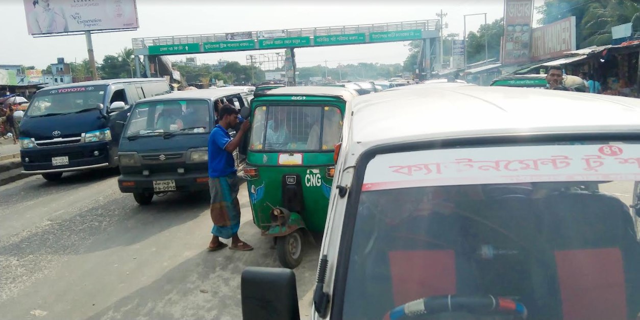 মাইক্রোবাস-প্রাইভেটকার ও সিএনজি’র দখলে মহাসড়ক