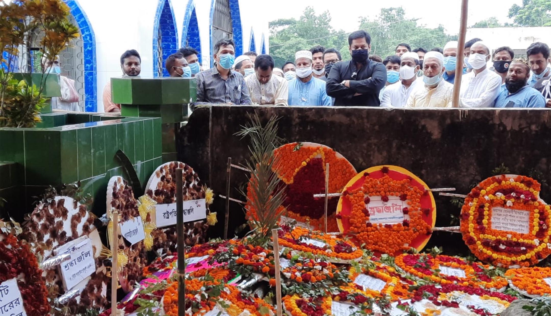 মরহুম আলী আশরাফ এমপি’র কবর জিয়ারত করলেন সাংসদ রাজী