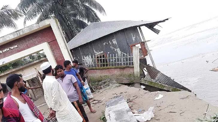 সাড়ে ৪ ঘণ্টায় যমুনায় বিলীন স্কুল মসজিদ ও মাদ্রাসা