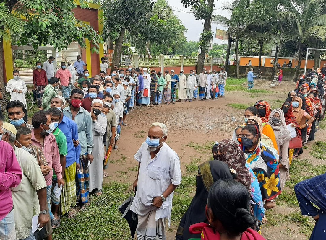 কুমিল্লায় টিকা নিতে গ্ৰামে উৎসব