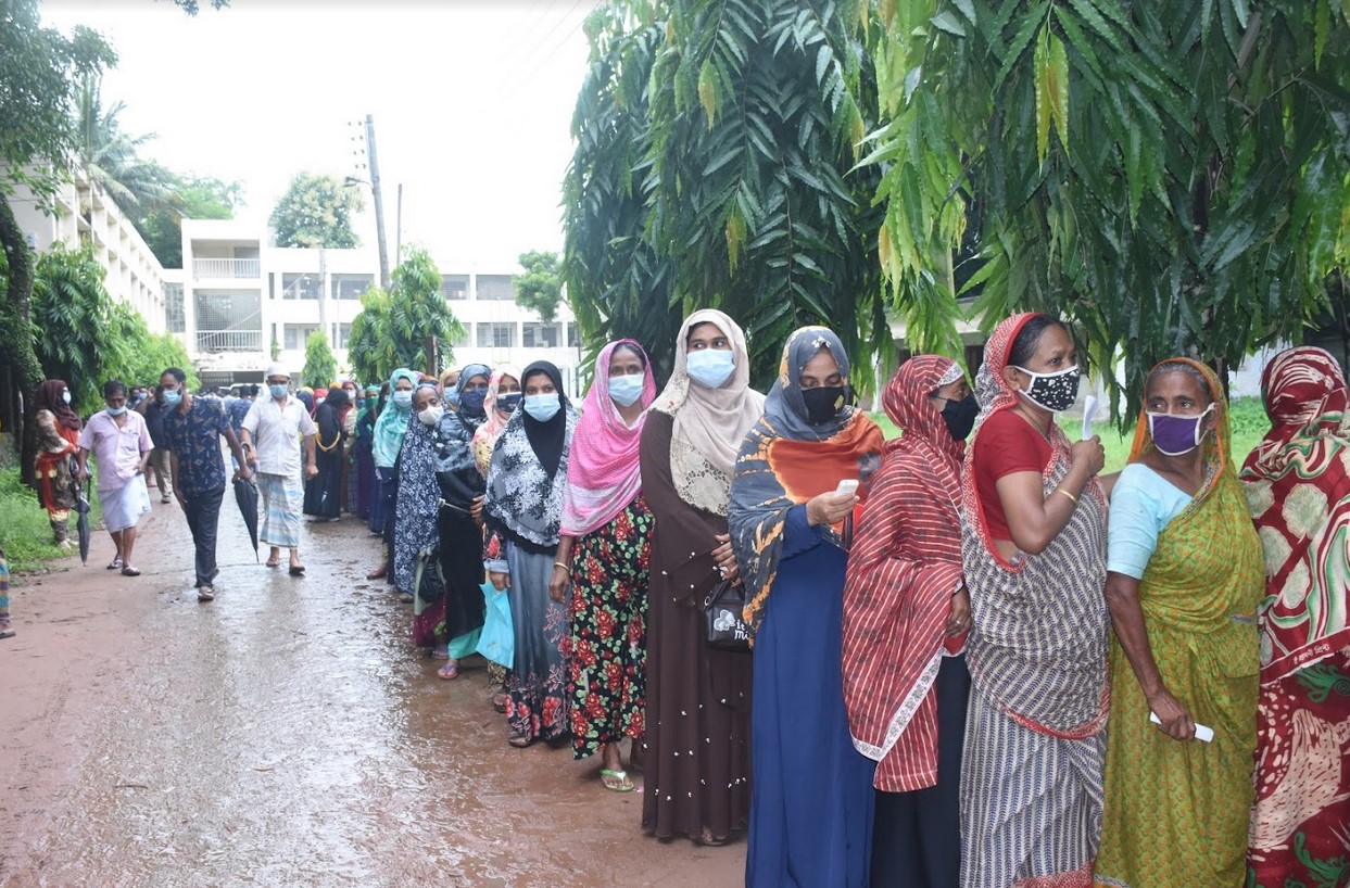 কুমিল্লায় করোনার গণ টিকাদানের প্রথম দিনে মানুষের উপচে পড়া ভিড় 