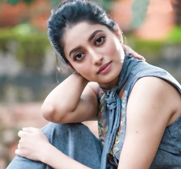 রাতে গাড়ি নিয়ে বেরিয়ে বিপাকে নায়িকা রাতে গাড়ি নিয়ে বেরিয়ে বিপাকে নায়িকা