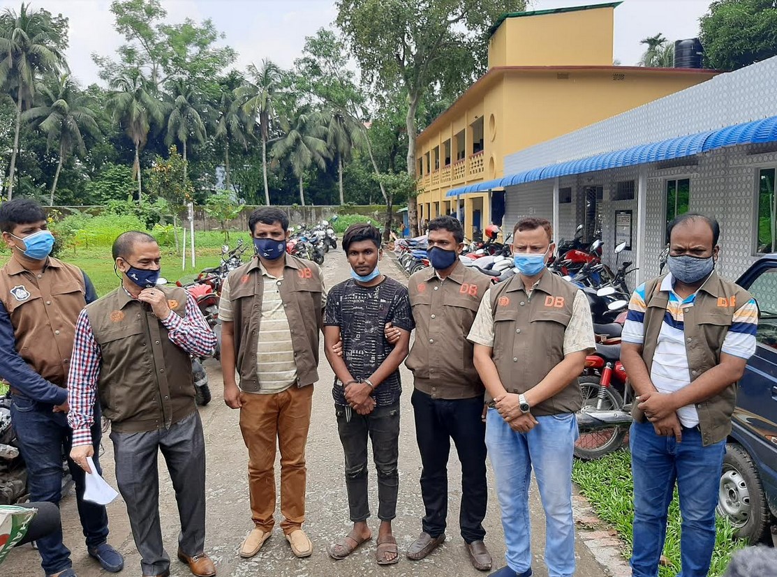 কুমিল্লায় মসজিদের বারান্দায় টিকটক ভিডিও নির্মাতা গ্ৰেফতার কুমিল্লায় মসজিদের বারান্দায় টিকটক ভিডিও নির্মাতা গ্ৰেফতার
