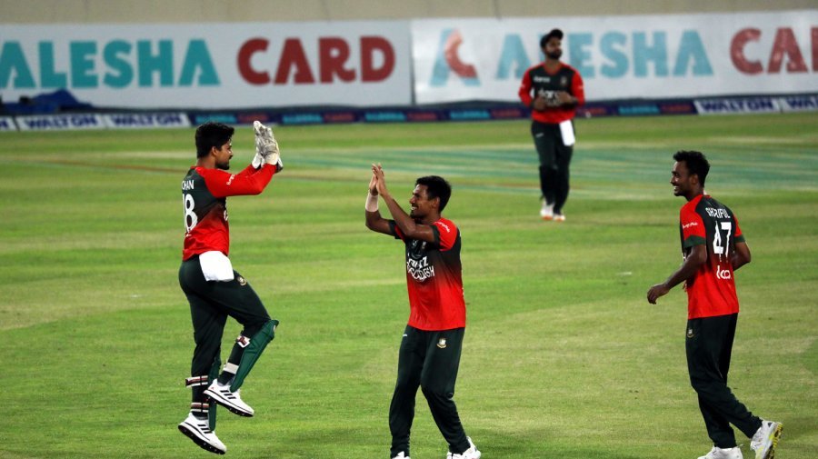 ‘এই কন্ডিশনে মোস্তাফিজের চেয়ে কঠিন বোলার বিশ্বে নেই’ ‘এই কন্ডিশনে মোস্তাফিজের চেয়ে কঠিন বোলার বিশ্বে নেই’