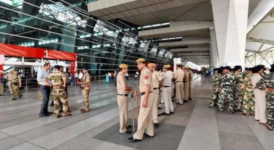 দিল্লি বিমানবন্দরে হামলার হুমকি, নিরাপত্তা জোরদার দিল্লি বিমানবন্দরে হামলার হুমকি, নিরাপত্তা জোরদার