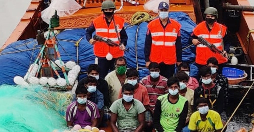 বঙ্গোপসাগরে ট্রলারসহ ১৩ ভারতীয় জেলে আটক বঙ্গোপসাগরে ট্রলারসহ ১৩ ভারতীয় জেলে আটক