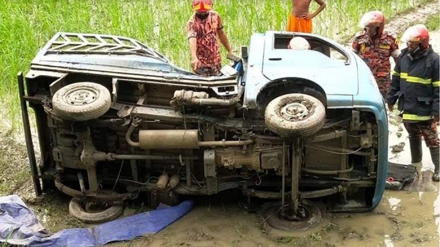 নাটোরে পিকআপভ্যান খাদে পড়ে নিহত ৬ নাটোরে পিকআপভ্যান খাদে পড়ে নিহত ৬
