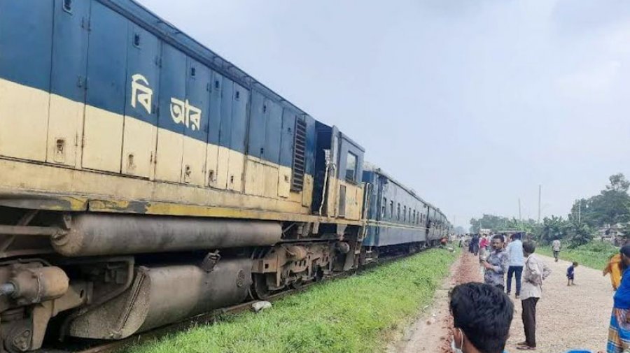 ৩ ঘণ্টা পর ঢাকার সঙ্গে উত্তরের রেল যোগাযোগ চালু