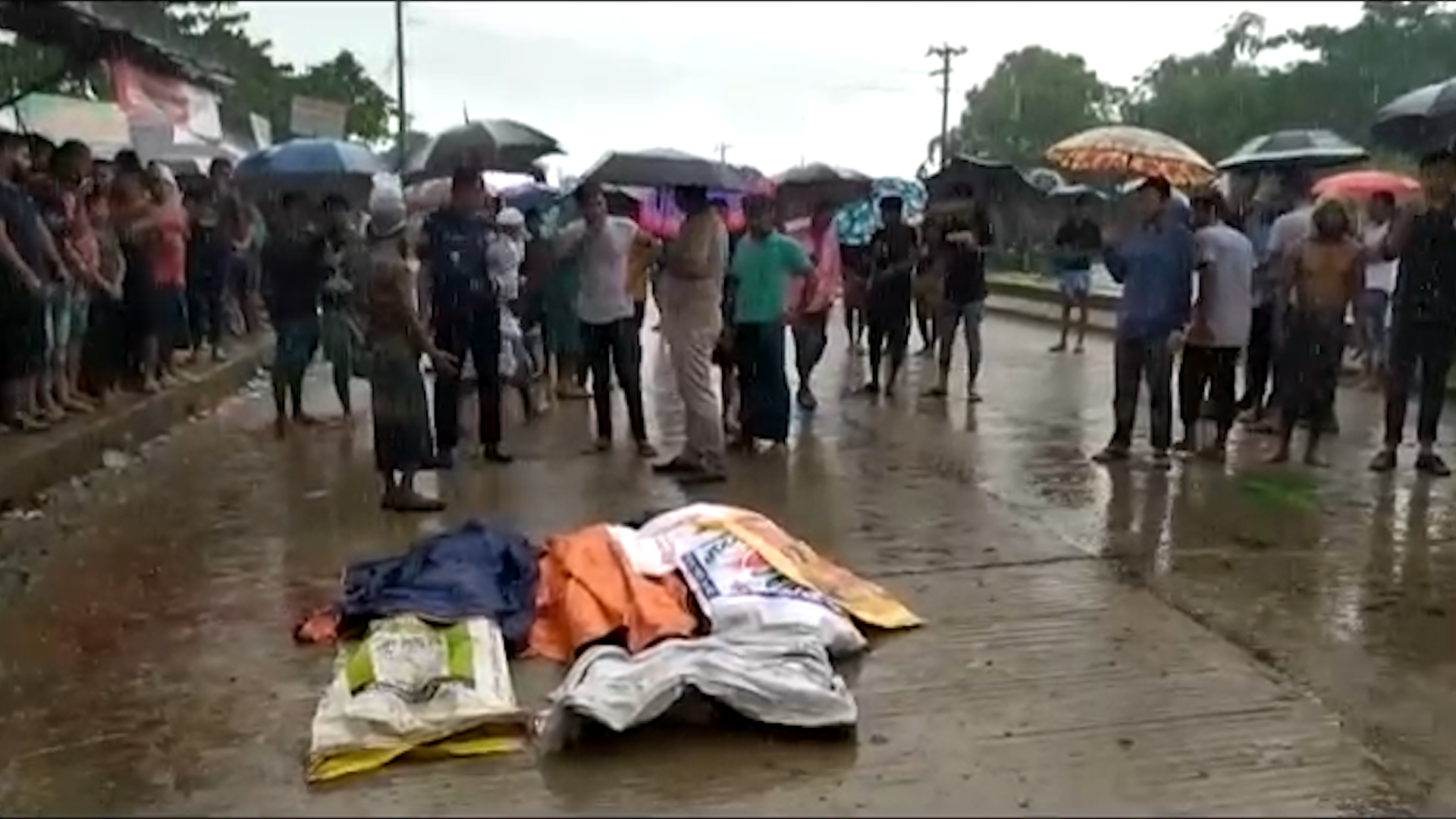 কুমিল্লায় বাসচাপায় প্রাণ হারানো অটোরিকশা যাত্রীদের পরিচয় মিলেছে