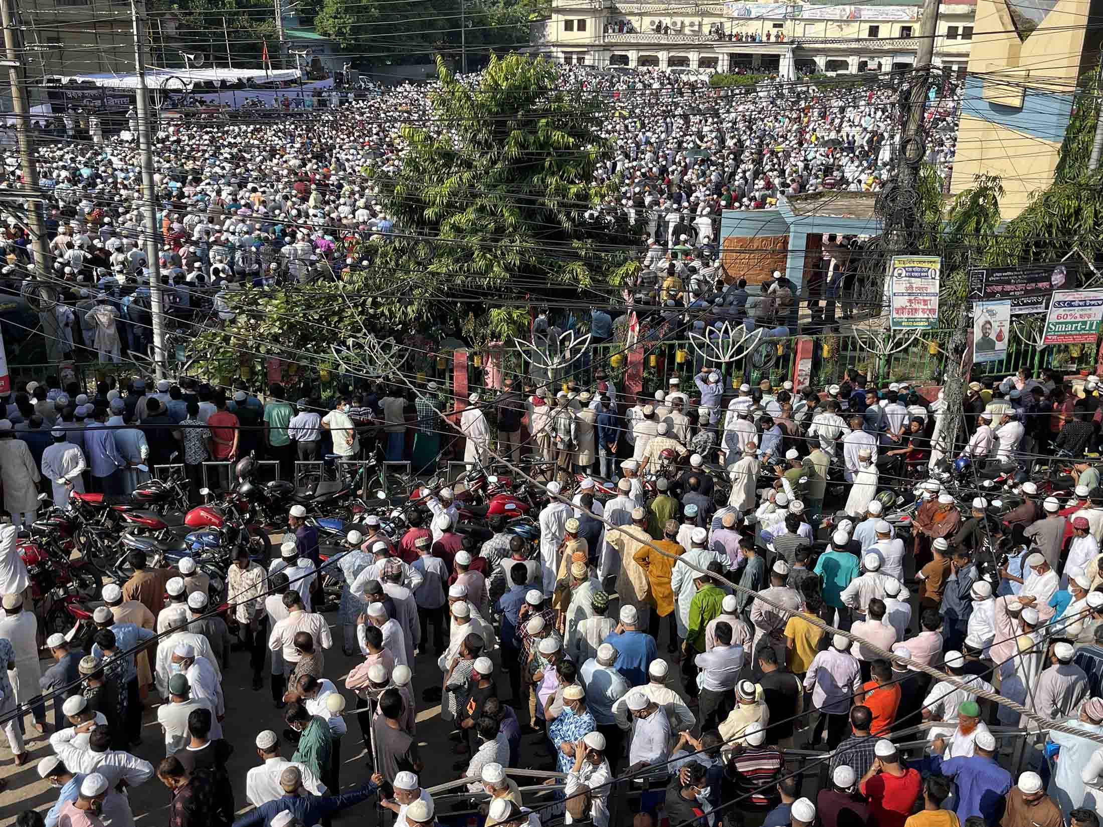 কুমিল্লার আওয়ামীলীগ নেতা আফজল খানের জানাজায় মানুষের ঢল, পারিবারিক কবরস্থানে দাফন