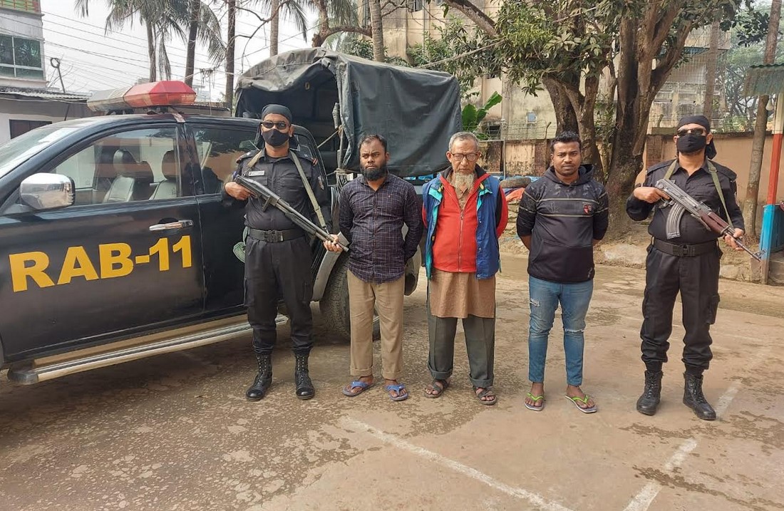 কুমিল্লায় র্যাবের অভিযানে গ্রেপ্তার ৩ কুমিল্লায় র্যাবের অভিযানে গ্রেপ্তার ৩