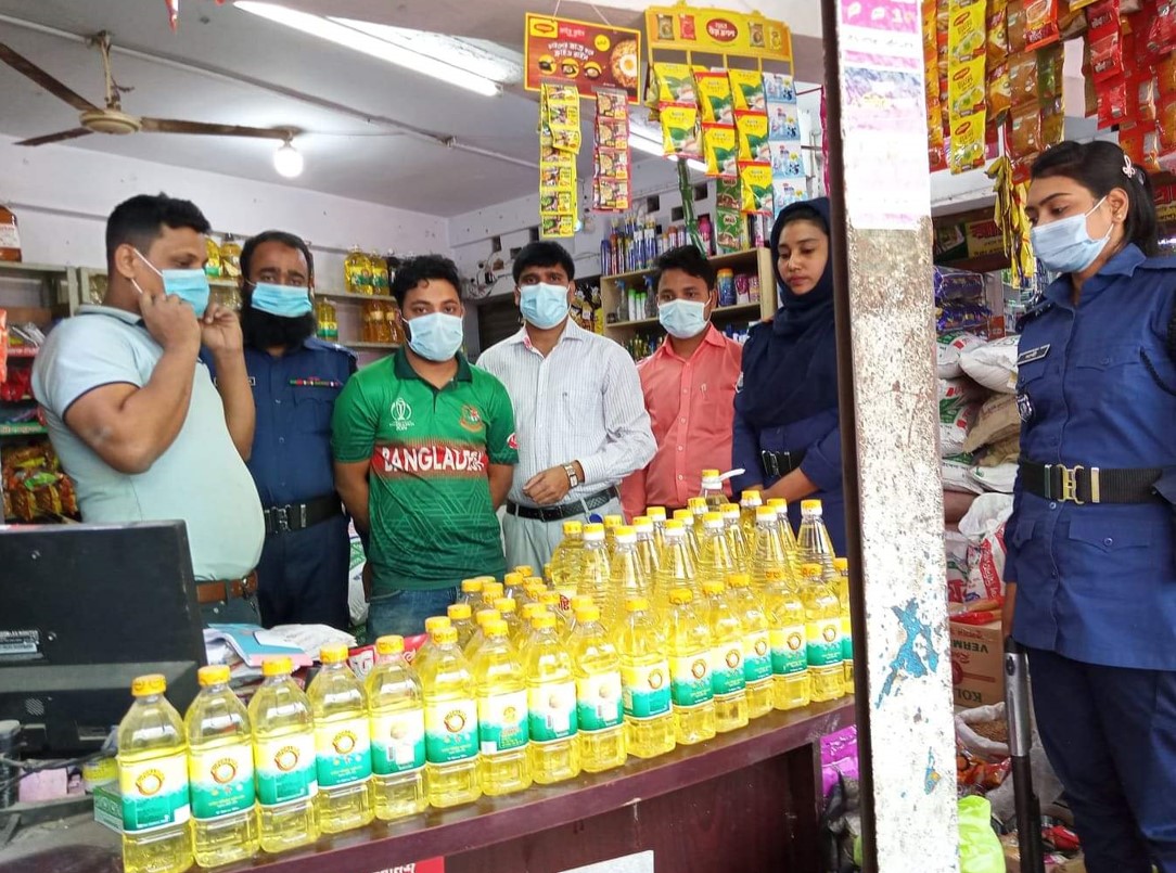 কুমিল্লায় দাম মুছে বেশি দামে তেল বিক্রির অভিযোগে ০২ প্রতিষ্ঠানকে জরিমানা কুমিল্লায় দাম মুছে বেশি দামে তেল বিক্রির অভিযোগে ০২ প্রতিষ্ঠানকে জরিমানা