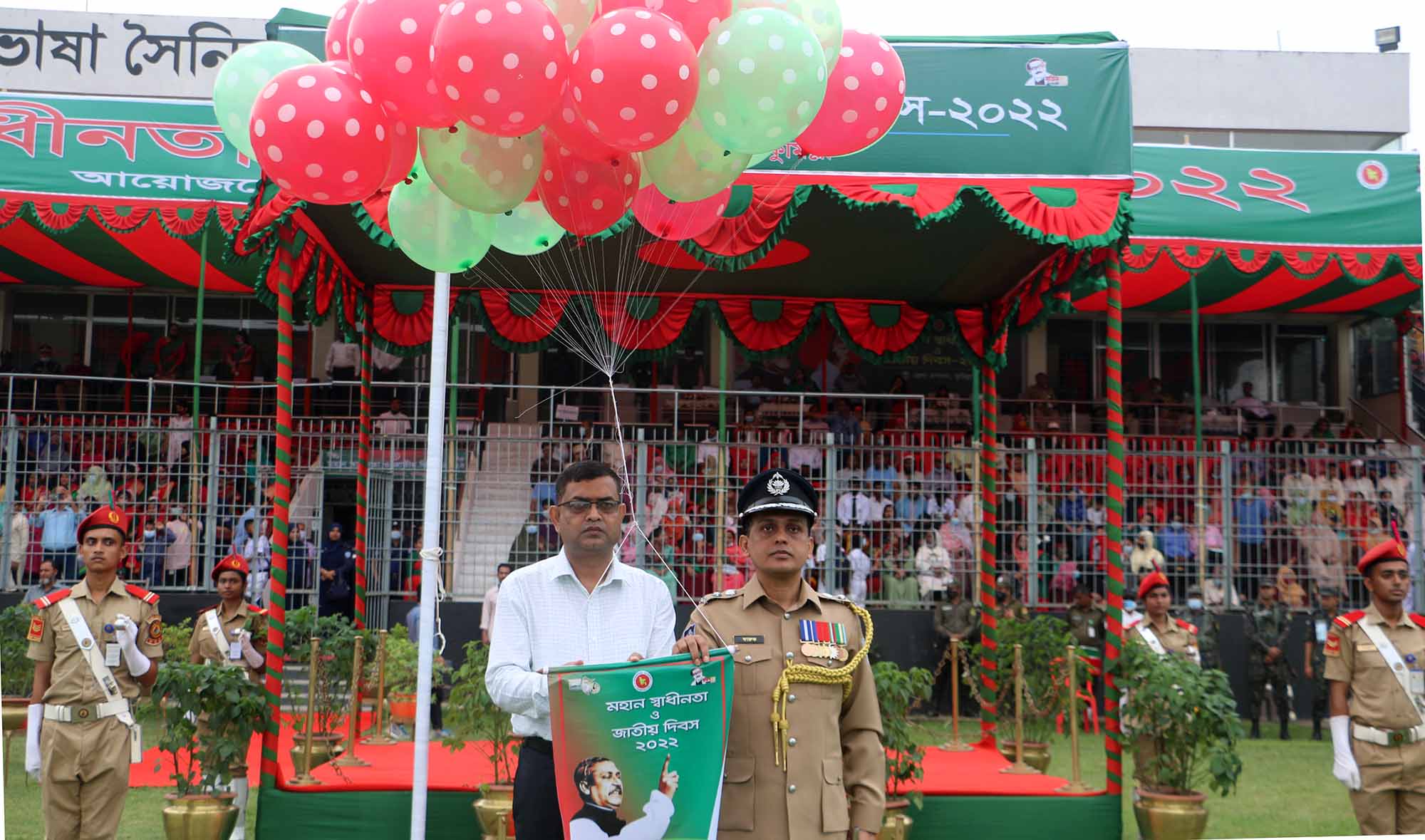 কুমিল্লায় শহীদ মিনারে মানুষের ঢল।। উদযাপিত হচ্ছে স্বাধীনতা দিবস