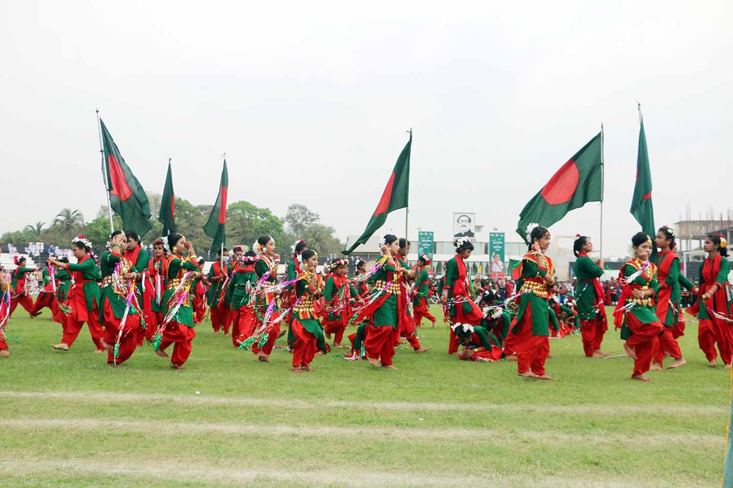 কুমিল্লায় শহীদ মিনারে মানুষের ঢল।। উদযাপিত হচ্ছে স্বাধীনতা দিবস