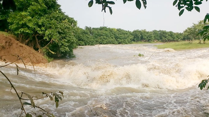 
সুনামগঞ্জ-নেত্রকোনার হাওরে ঢুকছে ঢলের পানি