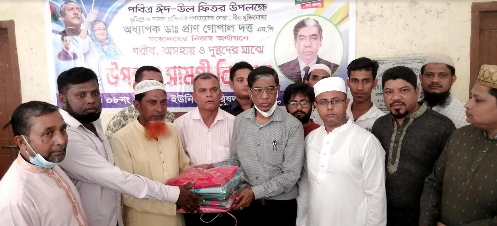 চান্দিনায় গরীব, অসহায় ও দুস্থদের মাঝে এমপি’র ঈদ উপহার