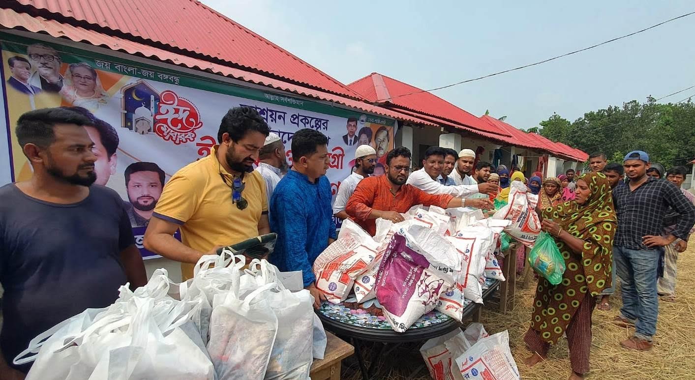 দেবিদ্বারে প্রধানমন্ত্রীর আশ্রয়ন প্রকল্পে স্বেচ্ছাসেবকলীগের ঈদ সামগ্রী ও বস্ত্র বিতরণ 