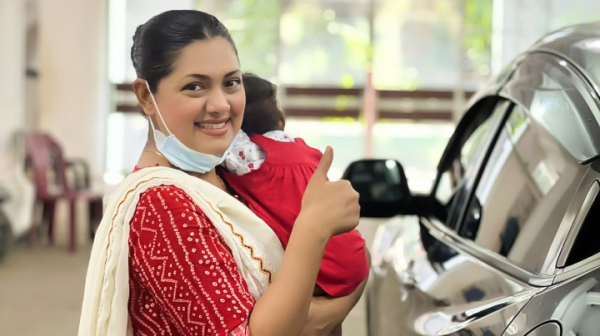 মায়ের সঙ্গে কাজে যাচ্ছে ছোট্ট ইলহাম