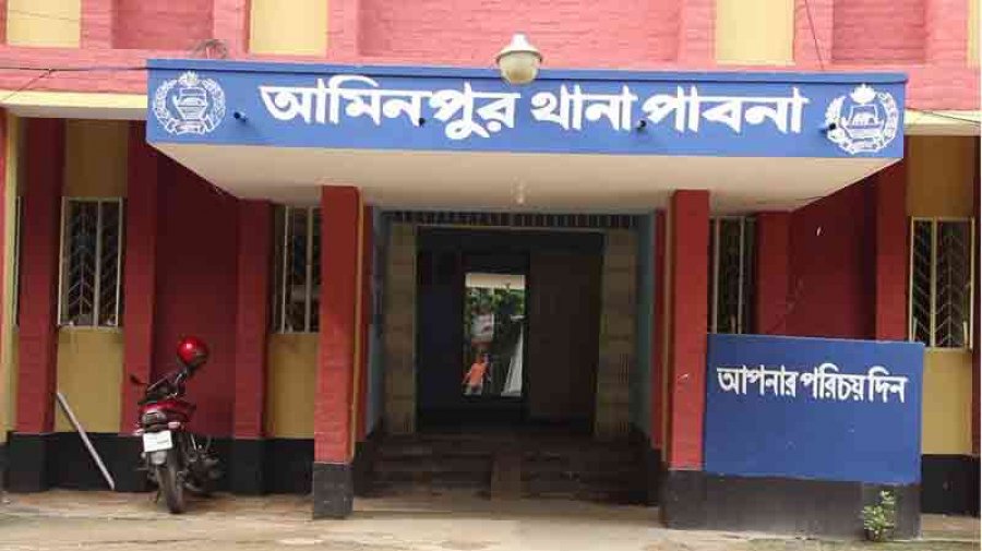 বাড়ির সামনে যুবককে কুপিয়ে হত্যা