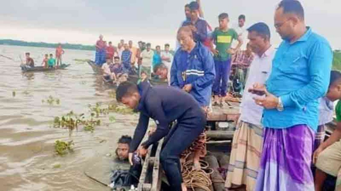 ঝড়ের কবলে বিলে নৌকাডুবি, নিখোঁজ ২