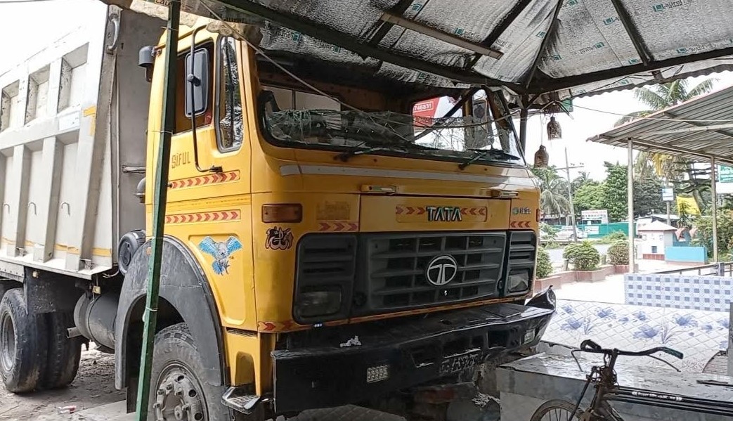 শাহরাস্তিতে ট্রাক নিয়ন্ত্রণ হারিয়ে হোটেলের ভিতরে -নিহত ১