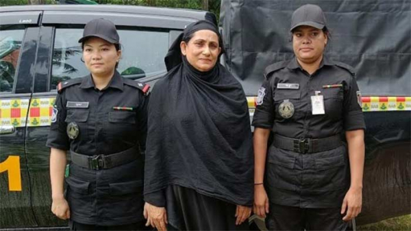 স্টেশনে তরুণীকে যে কারণে হেনস্তা করেন শিলা স্টেশনে তরুণীকে যে কারণে হেনস্তা করেন শিলা