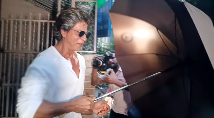 ছাতার আড়ালে মুখ লুকালেন শাহরুখ খান!