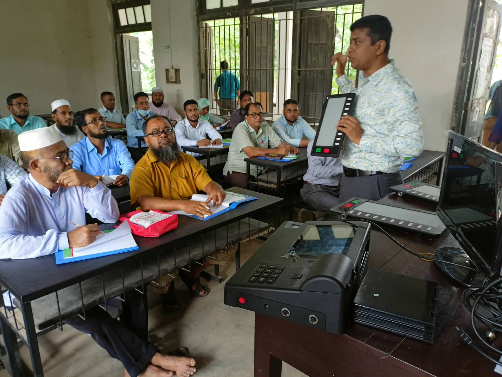 ইভিএমের প্রশিক্ষন নিচ্ছে দুই সহস্রাধিক অফিসার 