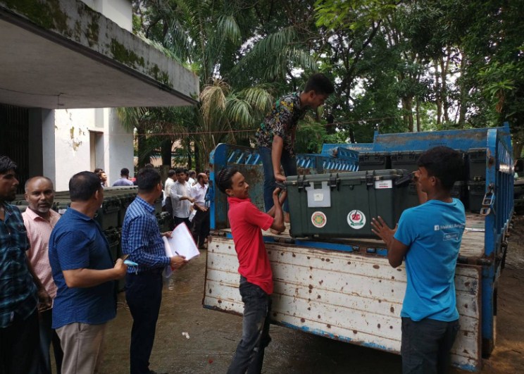 কুসিক নির্বাচন: কেন্দ্রে কেন্দ্রে যাচ্ছে ইভিএমসহ ভোটের সরঞ্জাম