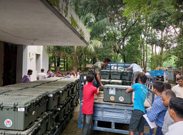 কুসিক নির্বাচন: কেন্দ্রে কেন্দ্রে যাচ্ছে ইভিএমসহ ভোটের সরঞ্জাম