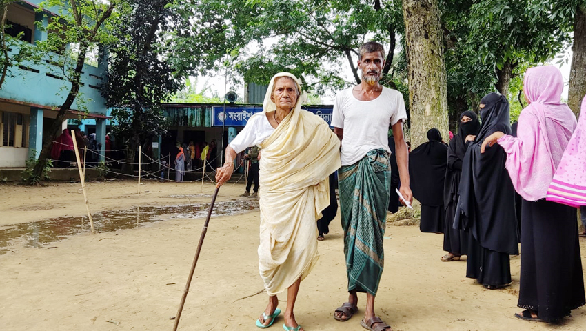 ইভিএমে ভোট দিয়ে একশ বছর বয়সী সুজিয়া বললেন 'ম্যাশিনই ভালা'