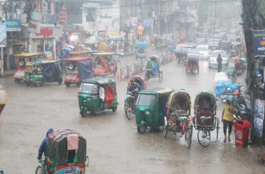 কুমিল্লায় বৃষ্টিতেও কমে নি গরম