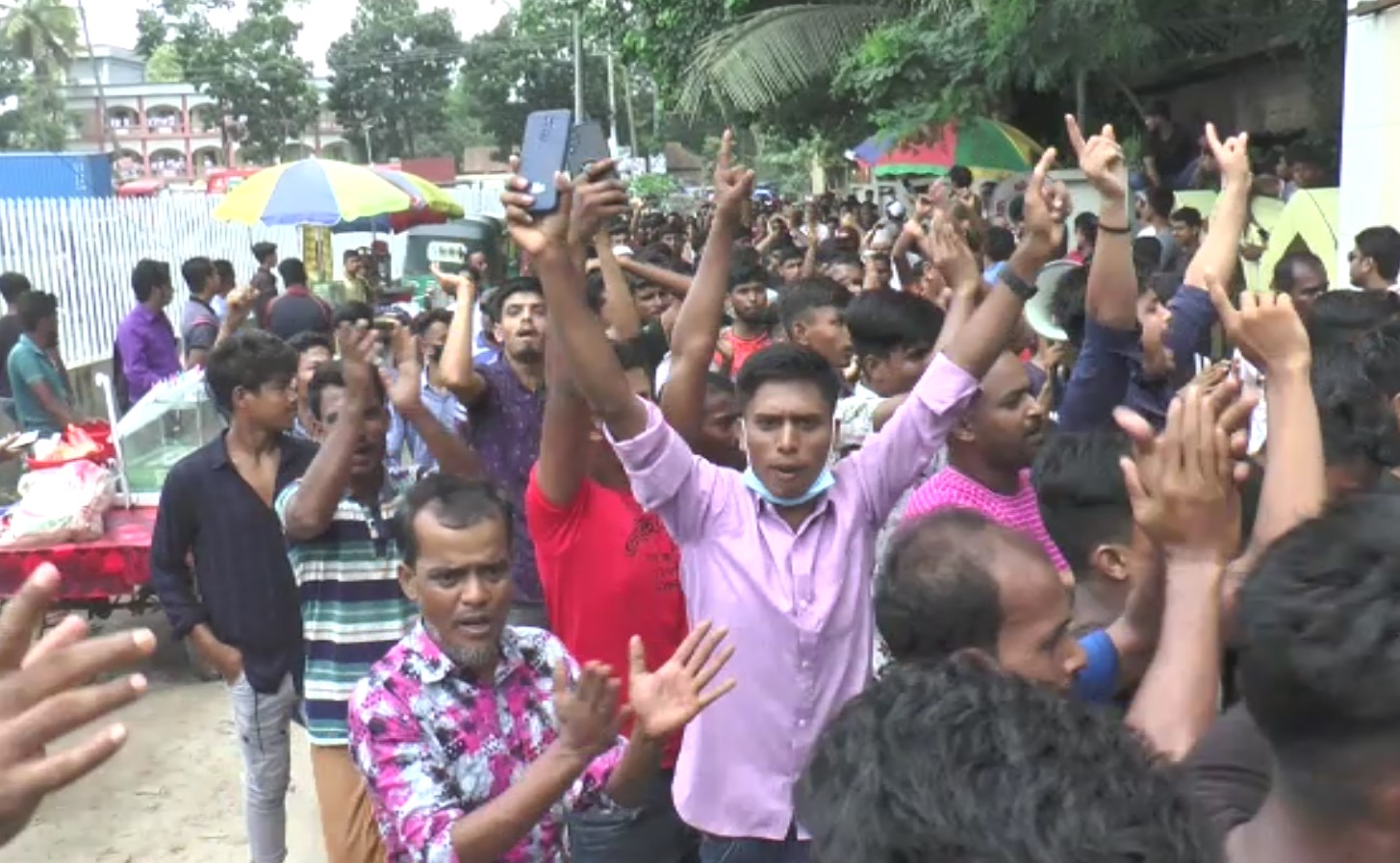 কুমিল্লার দেবিদ্বার উপজেলা চেয়ারম্যানকে বহিষ্কারের দাবিতে বিক্ষোভ 