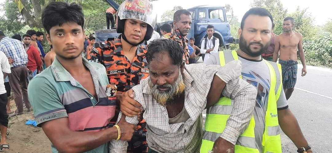 দাউদকান্দিতে নিয়ন্ত্রণ হারিয়ে বাস খাদে: আহত ২৫ জন 