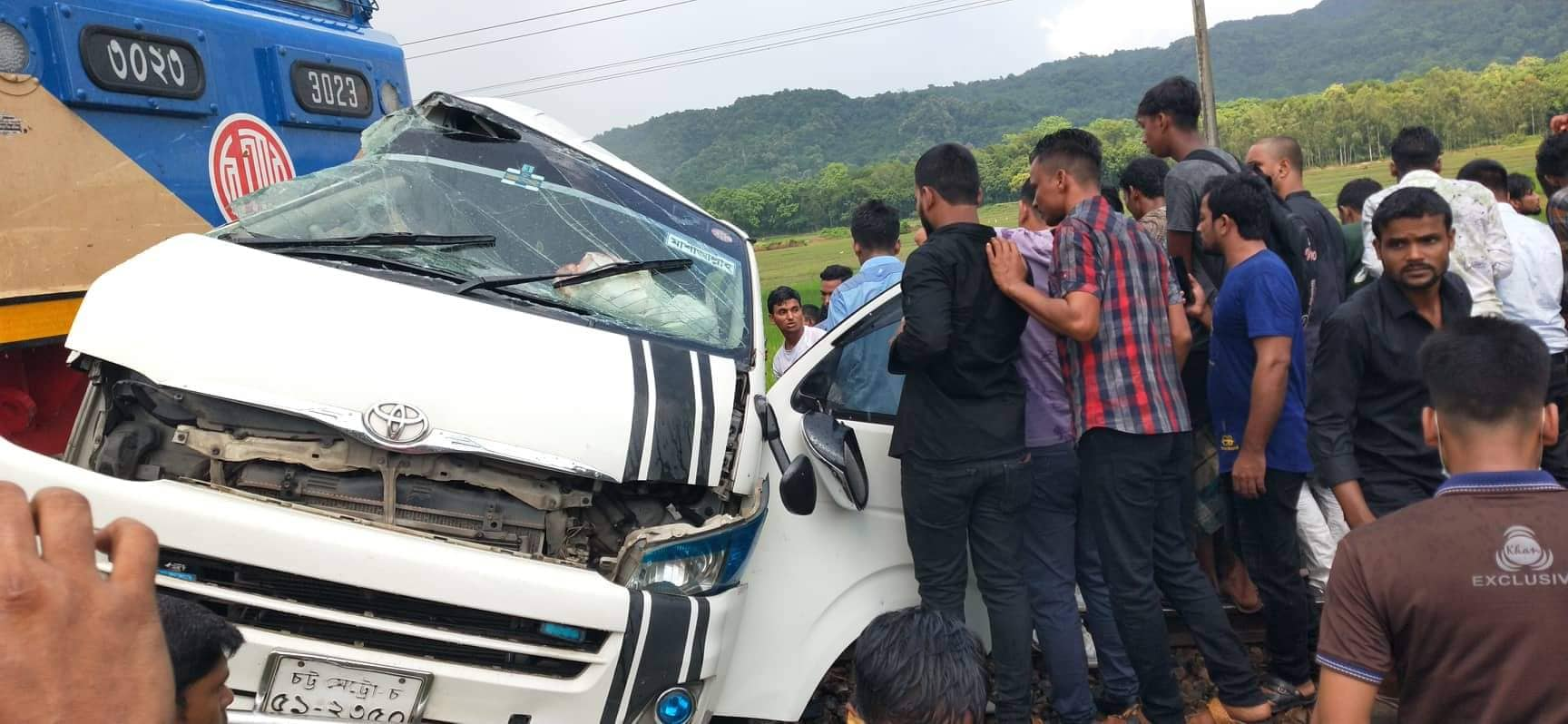 চট্টগ্রামের মিরসরাইয়ে ট্রেন-মাইক্রোবাস সংঘর্ষে প্রাণ গেল ১১ জনের