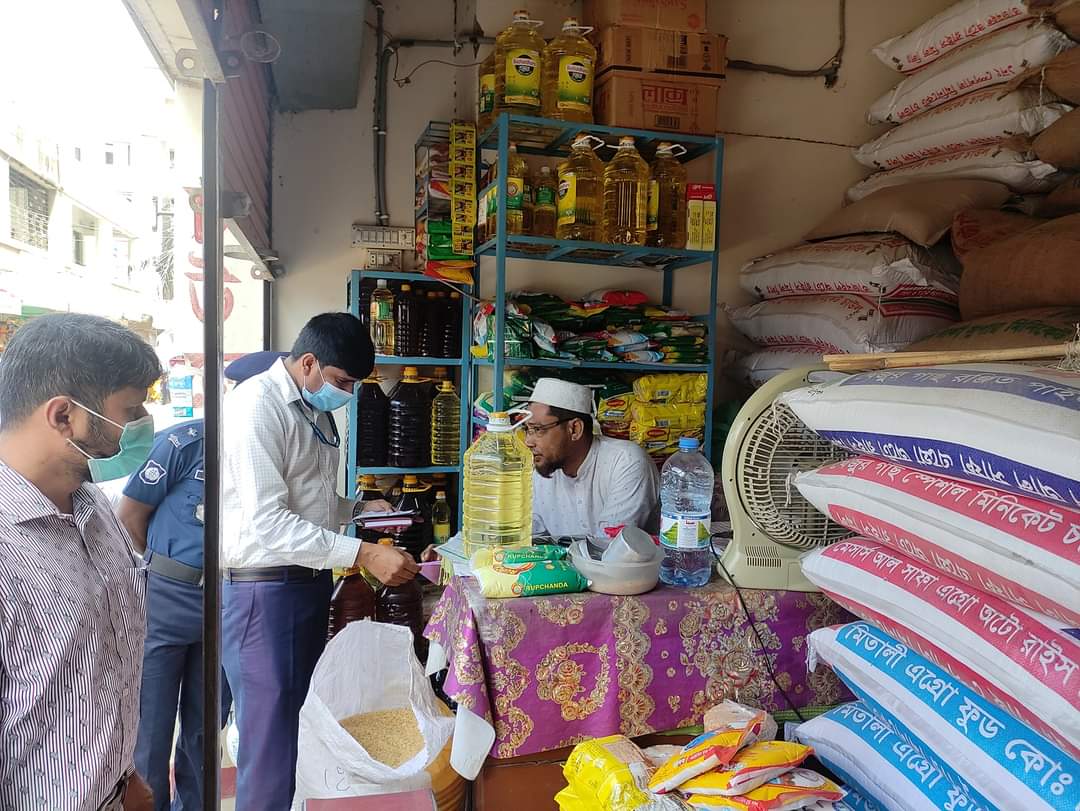 কু‌মিল্লায় অ‌ধিক মূ‌ল্যে পণ্য বি‌ক্রির অ‌ভি‌যো‌গে ৬ প্রতিষ্ঠান‌কে ২৭ হাজার টাকা জ‌রিমানা