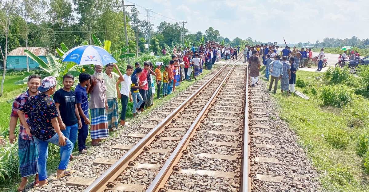 টাঙ্গাইলে নীলসাগর এক্সপ্রেস ট্রেন ২০ মিনিট আটকে রাখলেন এলাকাবাসী