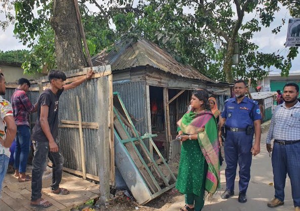 দেবিদ্বারে অবৈধ স্থাপনা সরাতে জেলা প্রশাসনের অভিযান 